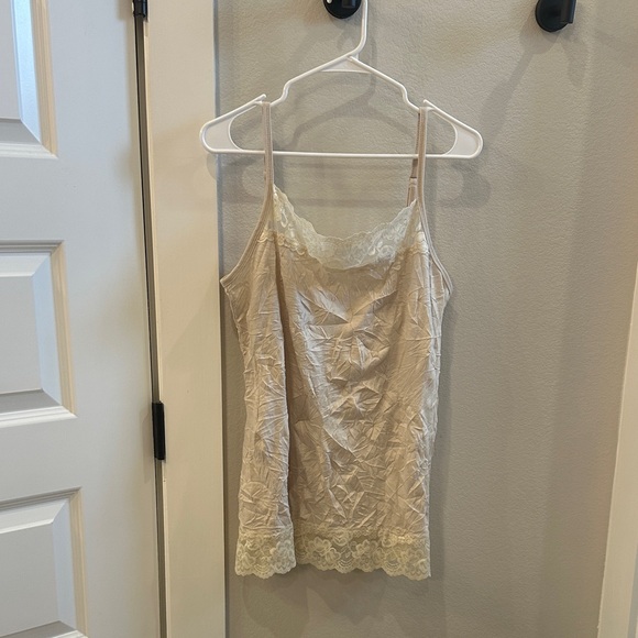 Maurices Tops - EUC Women’s Maurices Plus Size 1 Lace Trim Beige Long Tank Top Crinkle Camisole